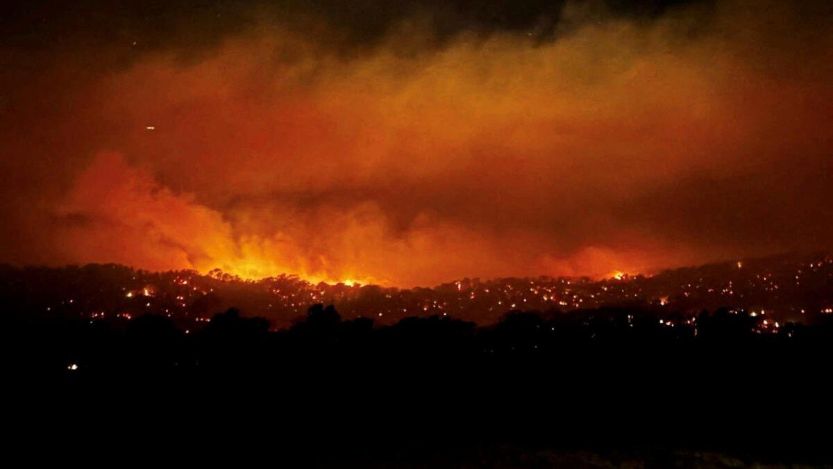 Extreme Heat and Bushfires Ravage Southeastern Australia, Destroy Homes and Knock Out Power