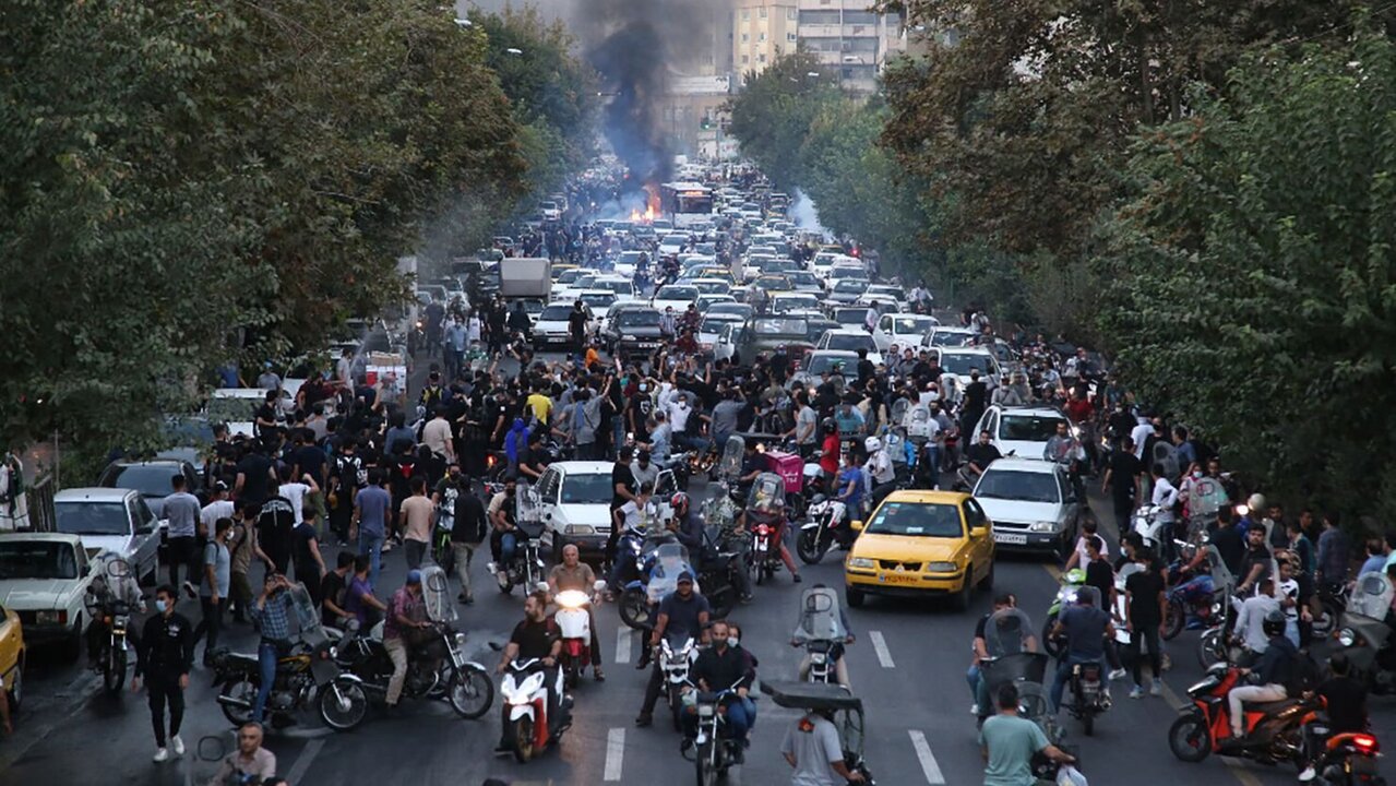Iranian Protests Turn Deadly as Street Violence Escalates and Security Casualties Mount