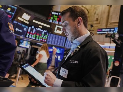 Ungewöhnliche Aktiengeschäfte werfen Fragen zur Zeitabstimmung auf, die mit politischen Aktivitäten in den USA verbunden sind.