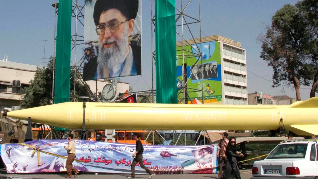 Iran Warns It Will Strike US Bases in Region if Attacked, Raising Tensions Across Gulf