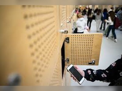 UK Plaintiffs Ask Court to Order Nationwide Ban on Smartphones in Schools