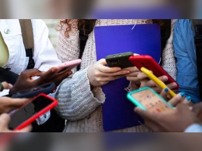 UK Plaintiffs Ask Court to Order Nationwide Ban on Smartphones in Schools