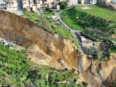 Sturm- ausgelöster Erdrutsch in Sizilien bringt Klippenhäuser an den Rand, während die Evakuierungen fortgesetzt werden.