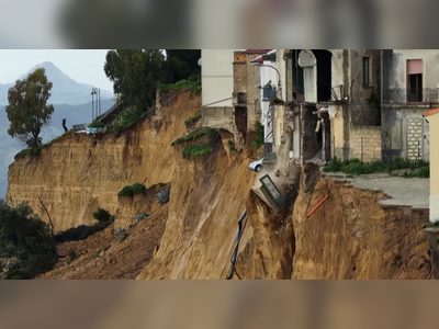 Glissement de terrain déclenché par une tempête en Sicile pousse des maisons en bord de falaise au bord du danger alors que les évacuations se poursuivent.