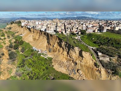Glissement de terrain déclenché par une tempête en Sicile pousse des maisons en bord de falaise au bord du précipice alors que les évacuations se poursuivent.