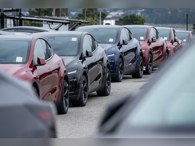 Tesla met fin à la production des Model S et X et envoie 2 milliards de dollars à xAI alors que les revenus de 2025 diminuent.