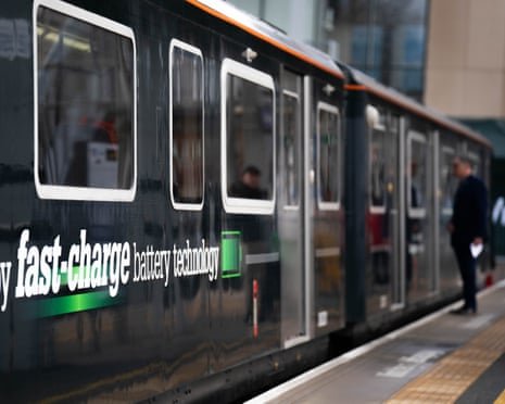 UK’s First Rapid-Charging Battery Train Enters Passenger Service