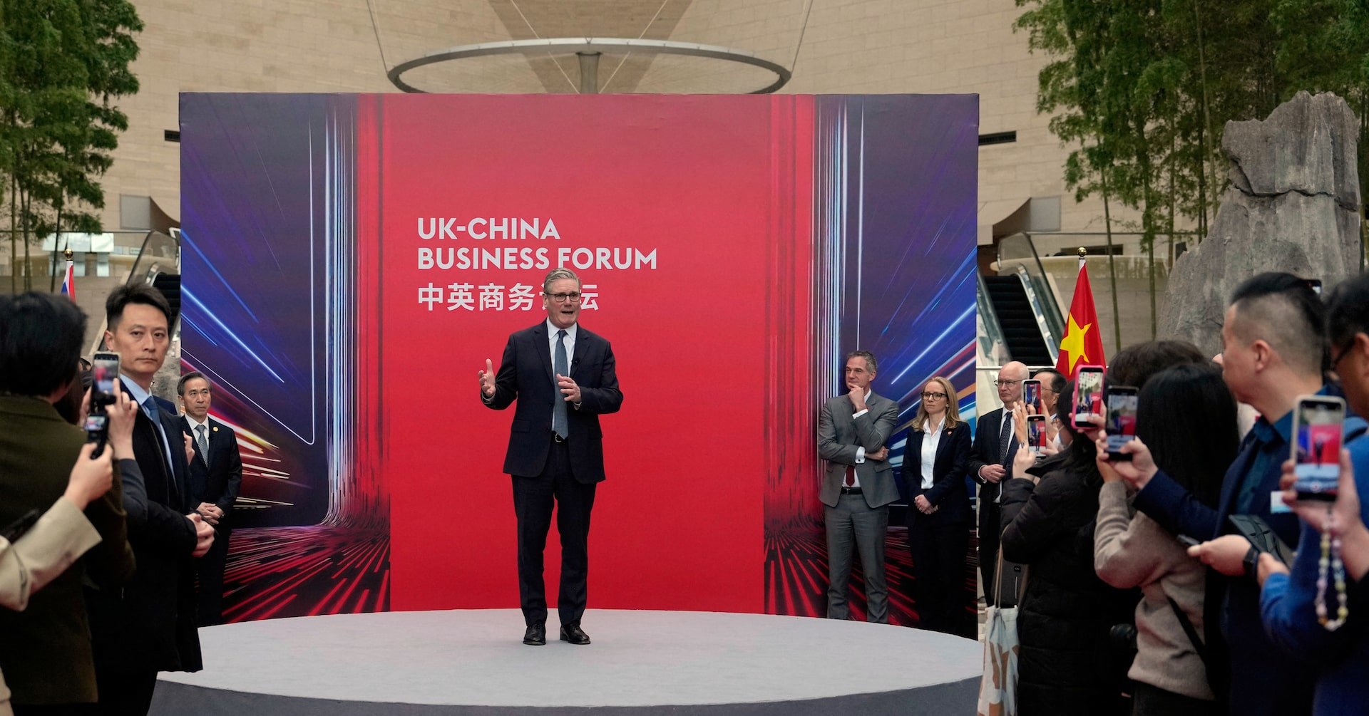 Starmer Says UK Cannot Ignore China After Trump Criticises Trade Strategy
