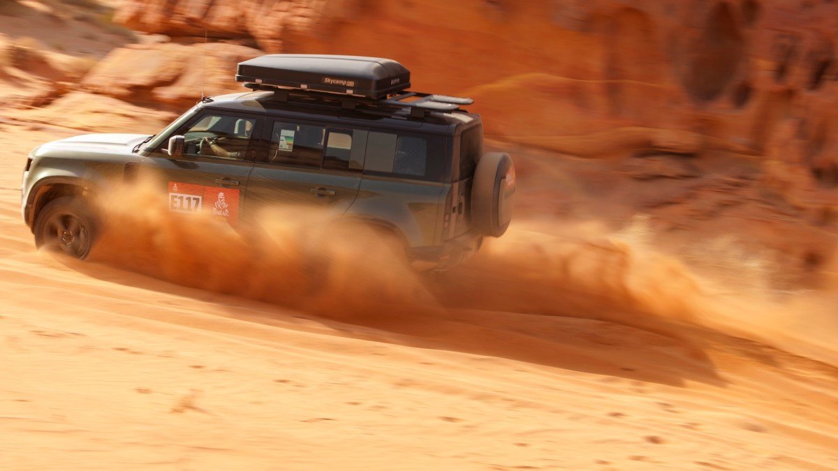 Crossing Saudi Arabia by Land Rover Defender Feels Like a Real-World Racing Game