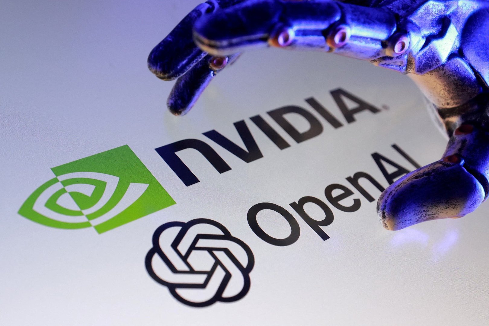 Nvidia met son plan d'investissement de 100 milliards de dollars dans OpenAI en attente tout en gardant la porte ouverte à un tour de financement majeur.
