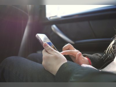 Nous les protégerons du Far West numérique. Un autre pays interdira les réseaux sociaux aux moins de 16 ans.