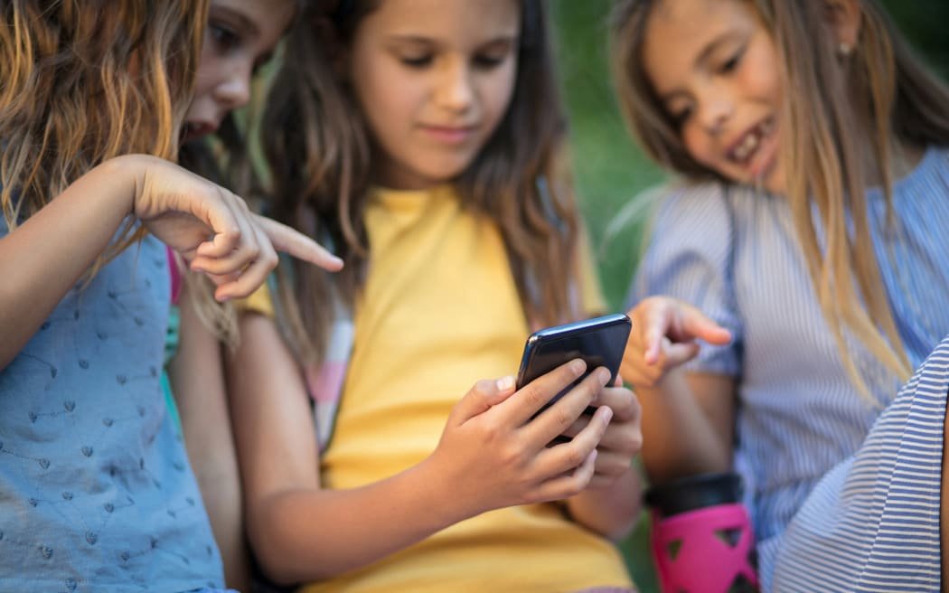 Nous les protégerons du Far West numérique. Un autre pays interdira les réseaux sociaux aux moins de 16 ans.