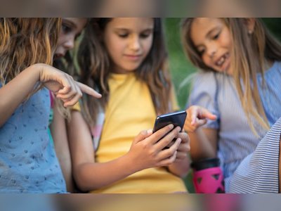 Nous les protégerons du Far West numérique. Un autre pays interdira les réseaux sociaux aux moins de 16 ans.