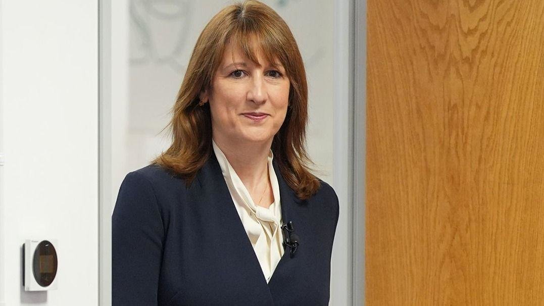 Reeves Says ‘More to Do’ After UK Records Sluggish End to Year Growth