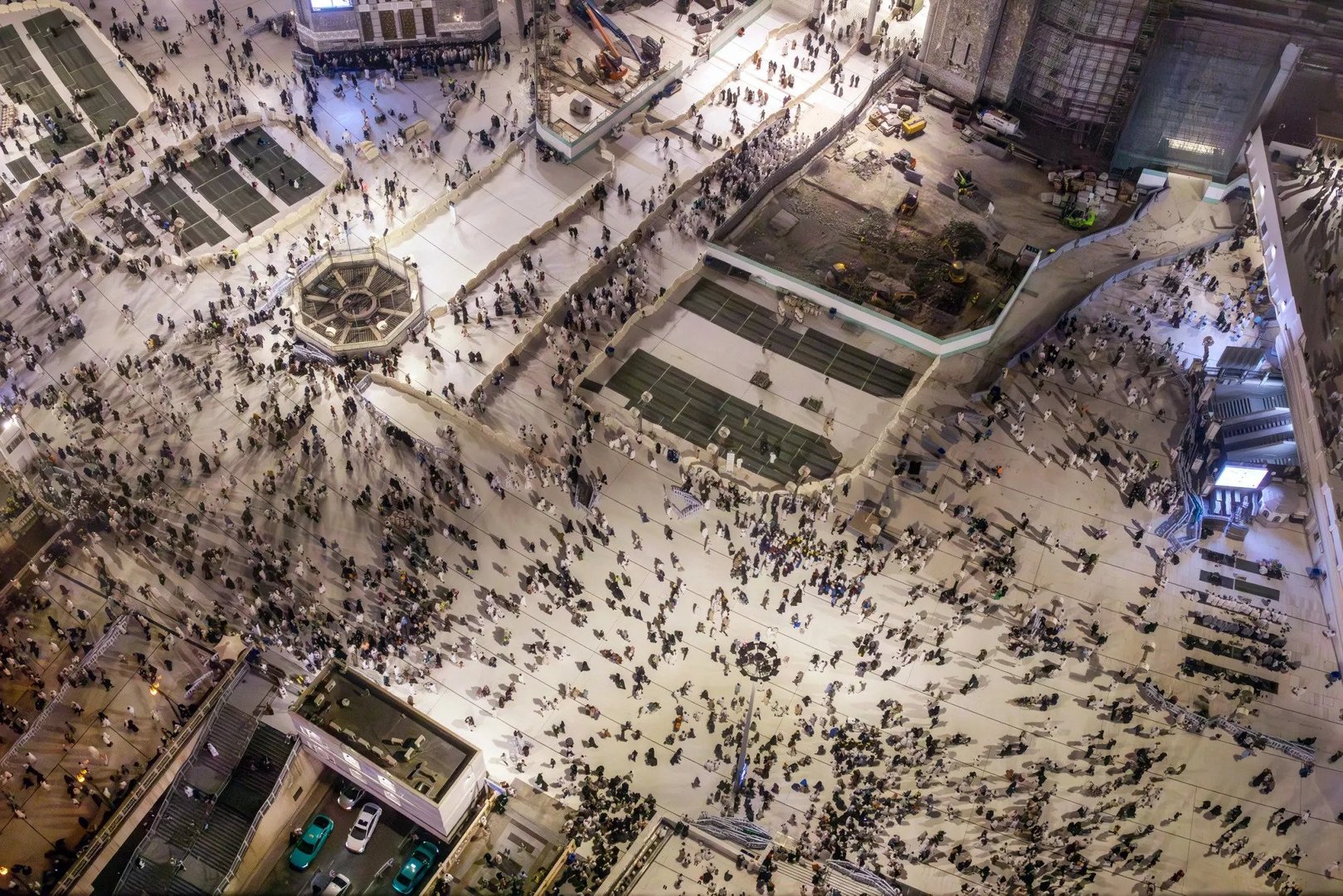 Mecca Development Surge Strengthens Saudi Investment Drive as Neom Timeline Adjusted