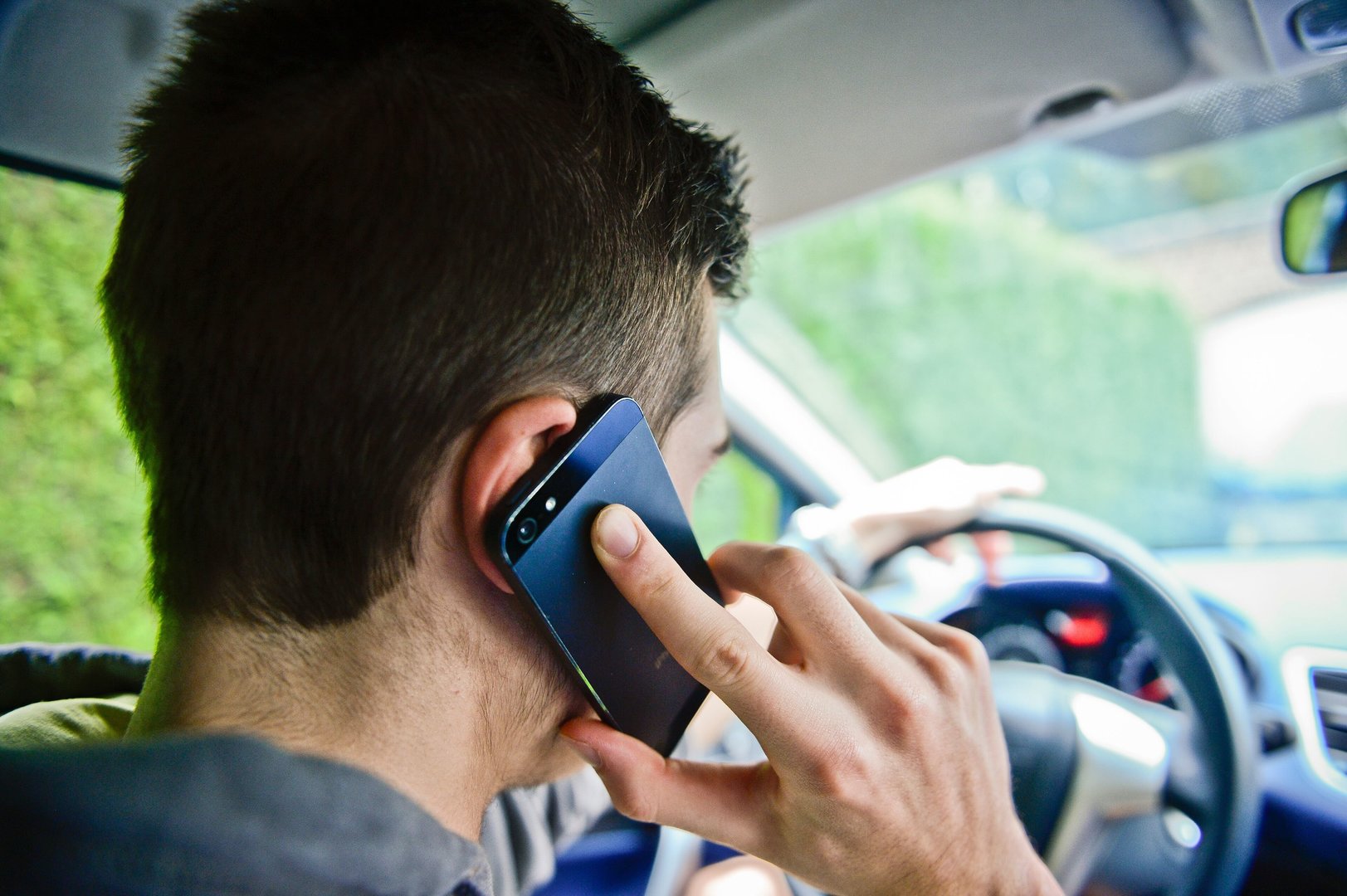 French District of Pas-de-Calais Introduces Immediate License Suspension for Drivers Using Mobile Phones