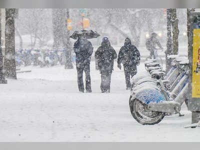 Nueva York se prepara para una gran tormenta de nieve con pronóstico de hasta 18 pulgadas y se han emitido alertas de blizzard.