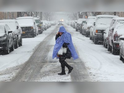 Nueva York se prepara para una gran tormenta de nieve con pronóstico de hasta 18 pulgadas y se han emitido alertas de blizzard.