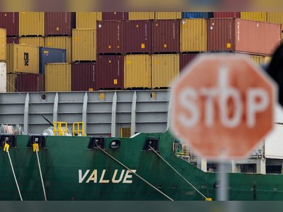 Legal Battle Intensifies Over Tariff Refunds as Trump Administration Seeks Review Period