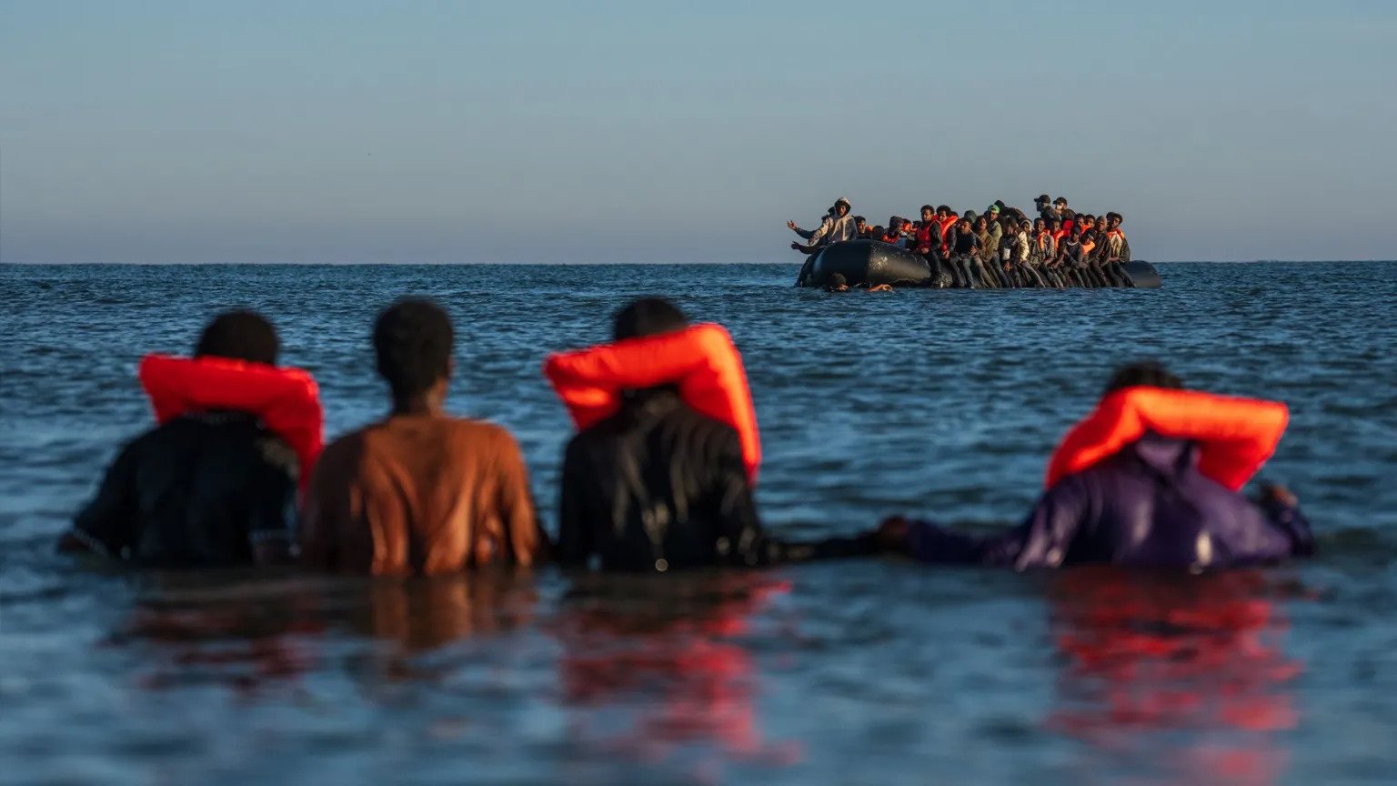UK Asylum Applications Edge Down in 2025 Despite Rise in Small Boat Crossings