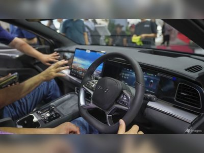 A kínai elektromos járműgyártók kötelező visszatéréssel szembesülnek a fizikai gombokhoz és ajtókilincsekhez a vezetőelterelési biztonsági felülvizsgálat keretében.