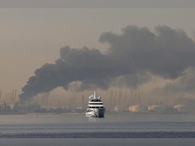 Missile Debris Sparks Fires at Dubai’s Jebel Ali Port Near Palm Jumeirah
