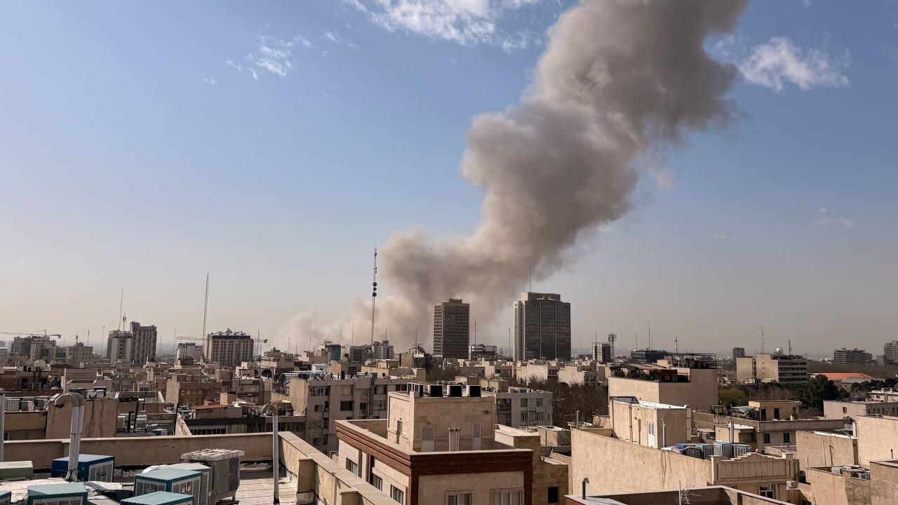 Les États-Unis et Israël intensifient les frappes contre l'Iran alors que le conflit s'étend au Liban et aux États du Golfe.