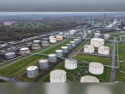 Globale Energieagentur kündigt Rekordfreigabe von 400 Millionen Barrel an, um die Ölmärkte angesichts der Hormuz-Störung zu stabilisieren.