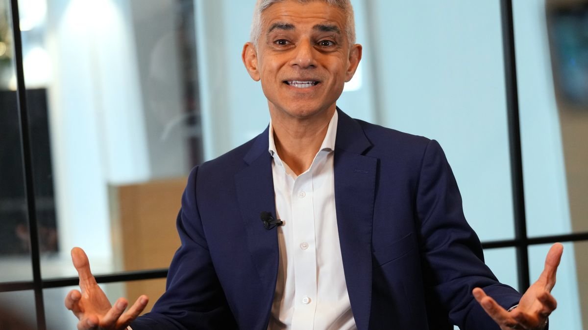 UK Police Launch Inquiry After Firearms Left Unattended Outside Mayor’s Residence