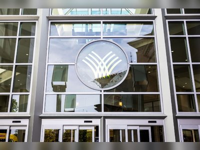 Armed Robbers Carry Out Smash-and-Grab Jewelry Heist at Washington Square Mall