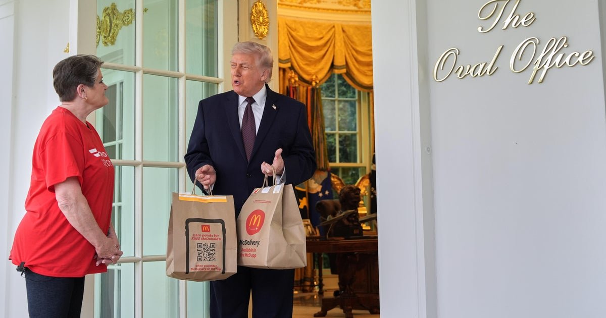 DoorDash Driver Joins President Trump in Spontaneous White House Press Moment