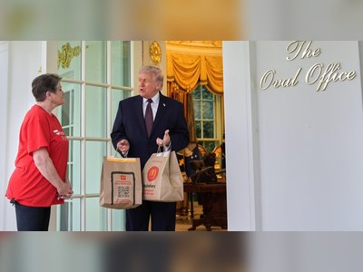 DoorDash Driver Joins President Trump in Spontaneous White House Press Moment