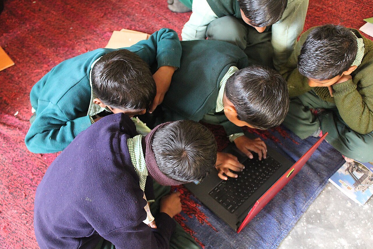 Australian Youth Thrive Despite Widespread Evasion of Landmark Social Media Ban