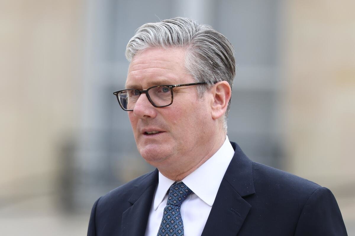 Starmer Faces Intensifying Pressure Despite Support from Allies Amid Senior Departures