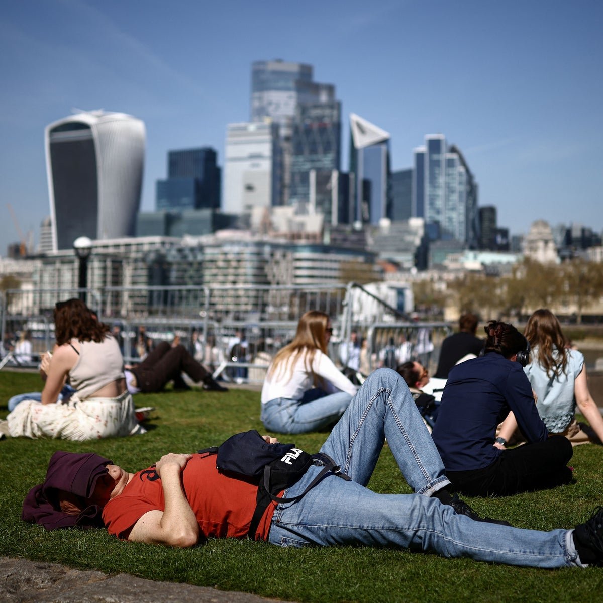 UK Temperatures Forecast to Surpass Athens as Unseasonable Warm Spell Intensifies
