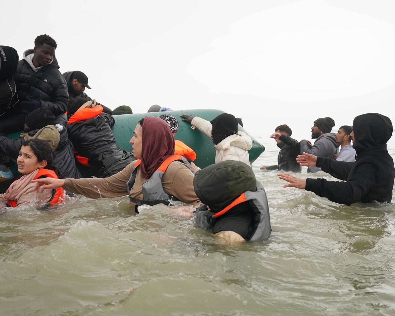 UK agrees £660m deal with France to intensify Channel migrant crackdown