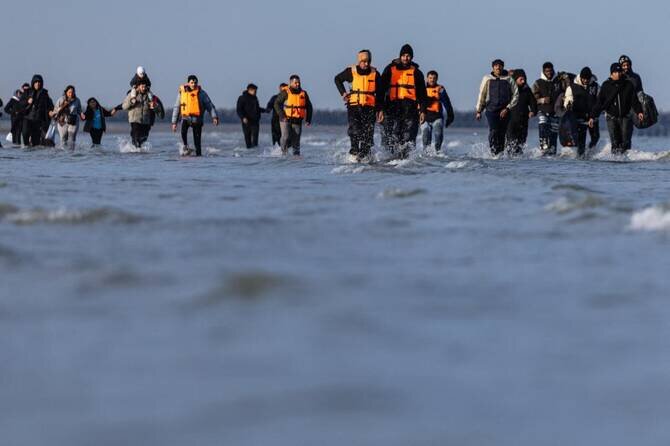 French Rescue Over 100 Migrants Trying to Cross to England