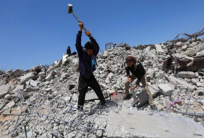 Palestinians Tackle Reconstruction Using Gaza Rubble as US Plan Hits Snag