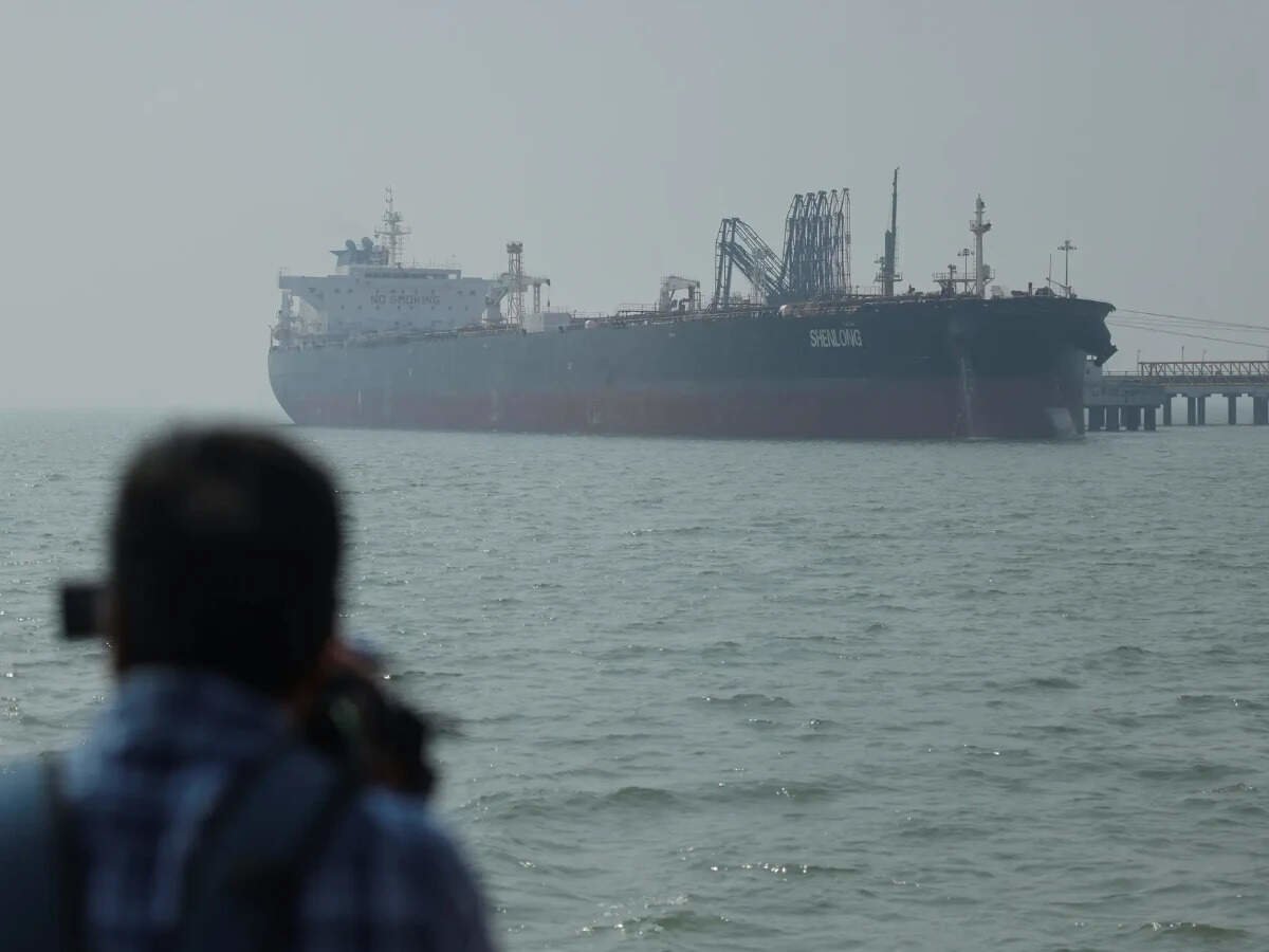 Gulf oil exporters expand India-bound crude flows through Hormuz bypass routes