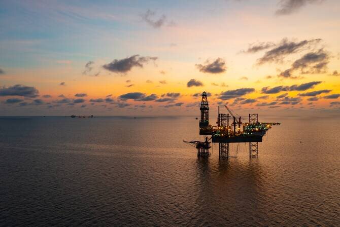 Oil Prices Surge as Concerns Grow Over Extended Blockade of Strait of Hormuz