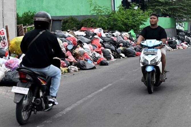 Bali Struggles with Trash Pileup After Landfill Closure
