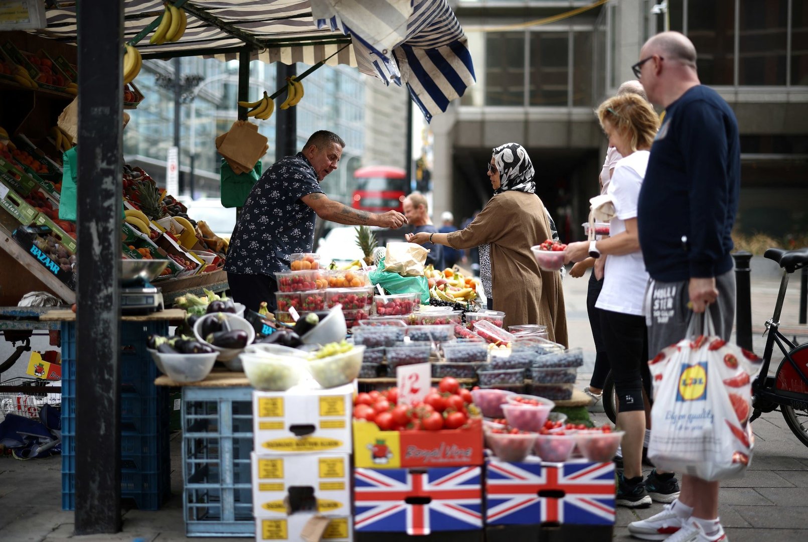 UK Discretionary Retail Sales Drop Sharply as Consumer Spending Weakens in April
