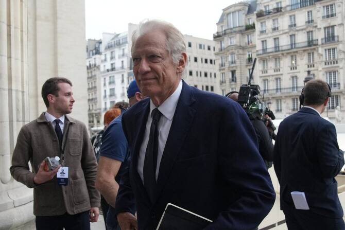 French former foreign minister returns gifted statues