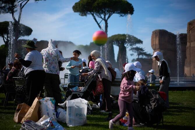 Palestinian Families from Gaza Enjoy Ancient Roman Day Out in Italy