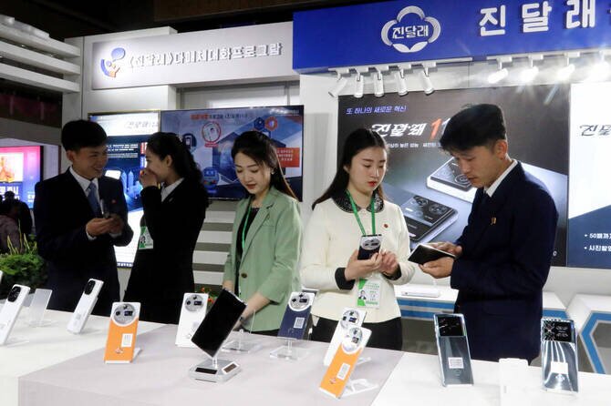 North Korea Unveils Latest Jindallae Smartphone Model at Pyongyang Trade Fair
