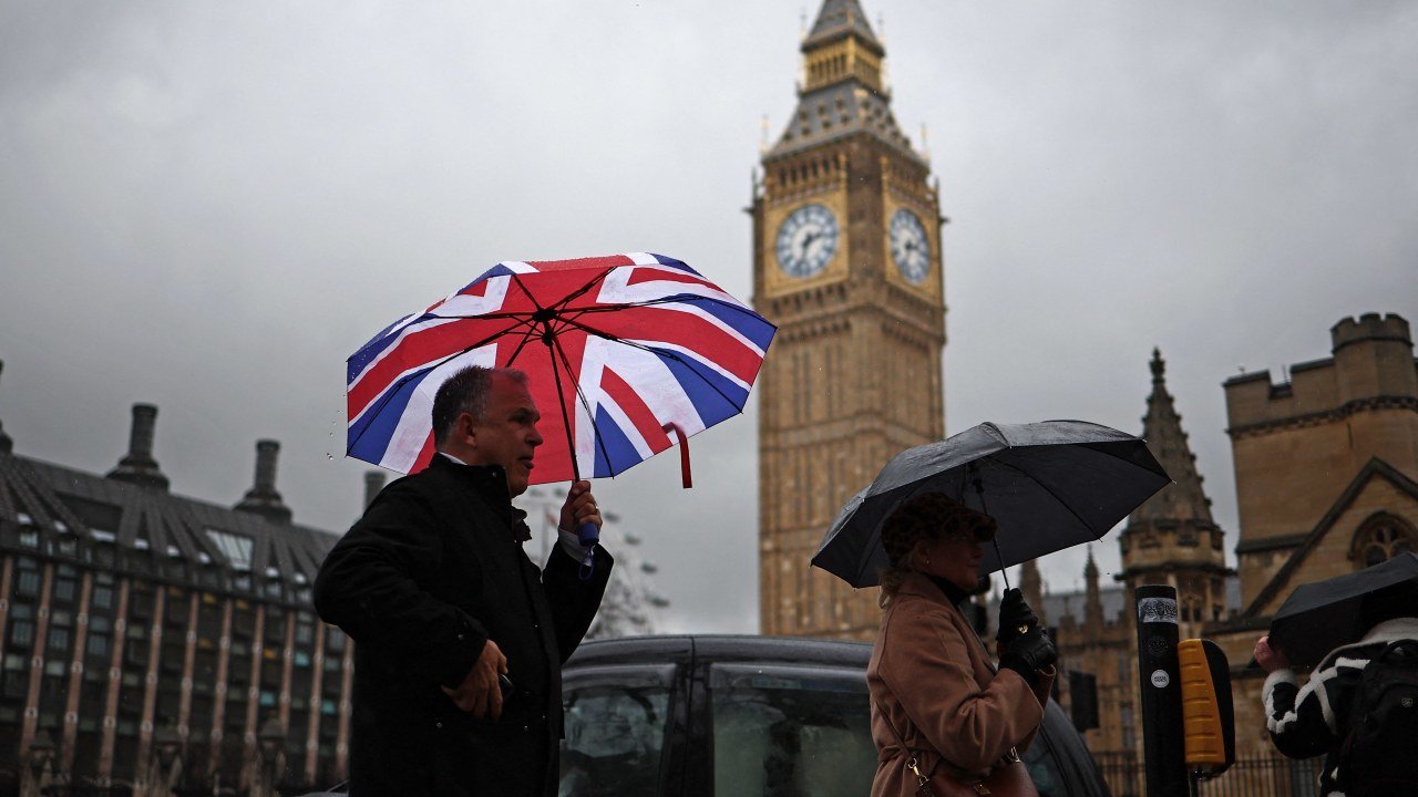 UK Long-Term Borrowing Costs Surge to 28-Year High as Investors Price in Political and Inflation Risk