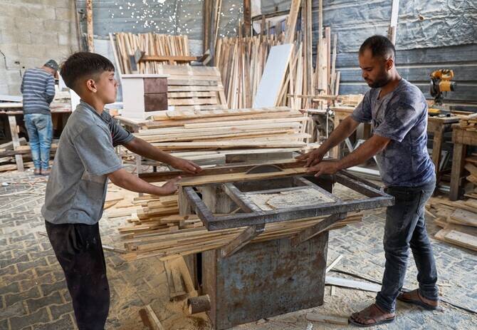 Gaza Carpenters Utilize Discarded Pallets to Craft Essential Furniture Amidst Import Ban