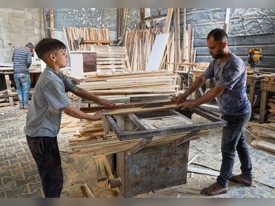 Gaza Carpenters Utilize Discarded Pallets to Craft Essential Furniture Amidst Import Ban