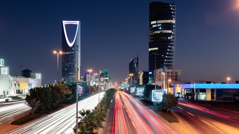 Saudi Arabia Signals Controlled Oil Pricing Shift as Strait of Hormuz Risk Weighs on Market Strategy