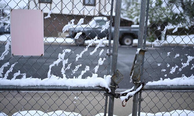 Late Spring Snowstorm Disrupts Commuters and Schools in Colorado